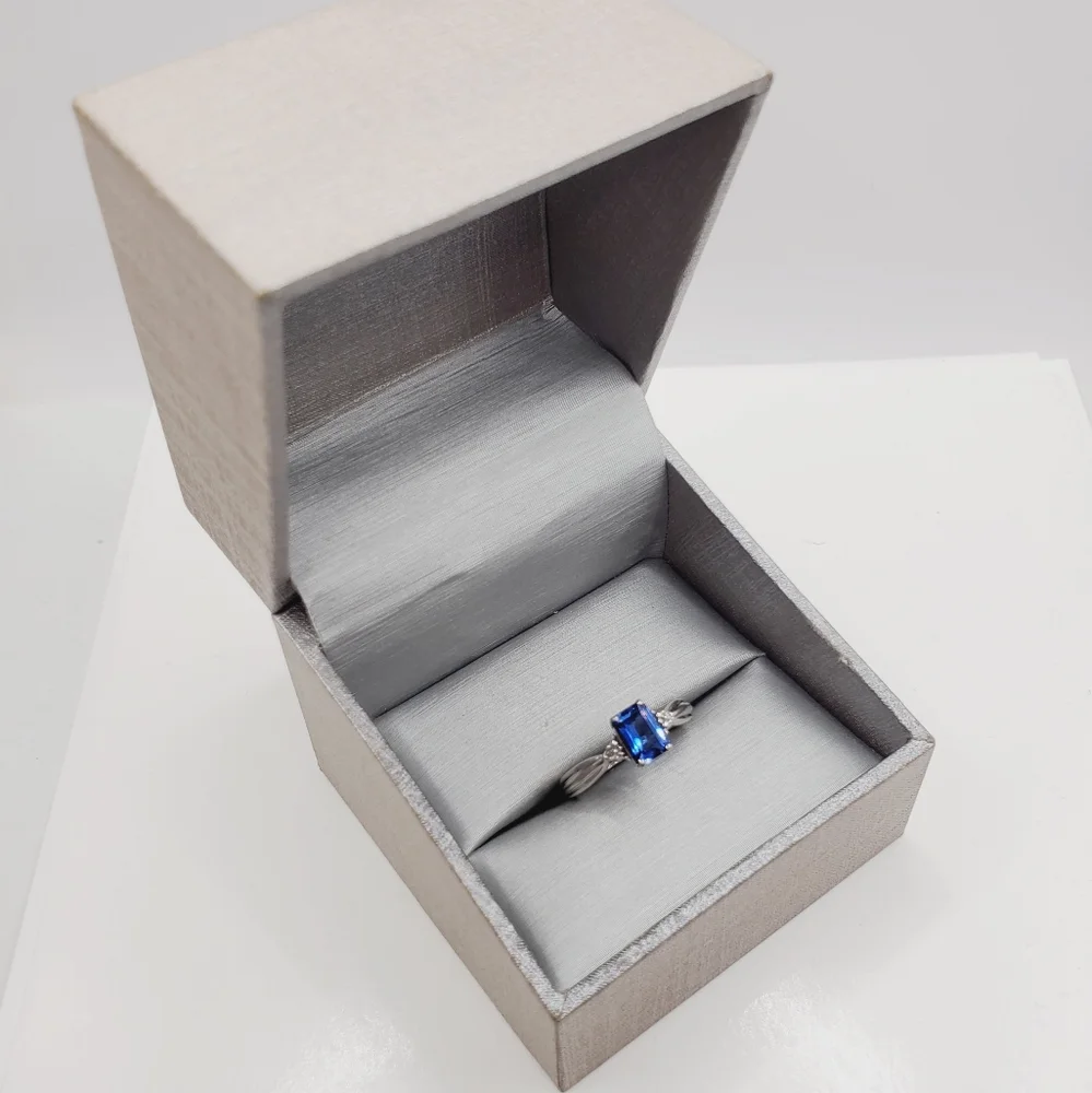 10k White Gold Blue Sapphire Ring